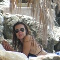 Svi gledaju u bujne grudi i zategnute noge! Katarina Radivojević (47) u skroz prirodnom izdanju na plaži: Naša poznata…