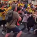 Brutalna tuča navijača na Svetskom prvenstvu! Sevale pesnice, ovakva makljaža se retko viđa! Nije se znalo ko koga udara…