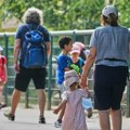 Glupo, bezobrazno i nepromišljeno! Zoo vrt u Zagrebu objavio fotku oca sa decom, neverovatno šta je uradio