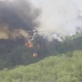 (Foto, video) Vetar počeo da širi požar u Deliblatskoj peščari na više strana. Tri helikoptera MUP u akciji, sve nade položene…