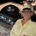 Лепа Брена без трунке шминке, са шлицем до кука ставила наочаре за вид и шешир, мало ко би је овакву препознао (фото)