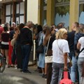 Огромне гужве у Шапцу: Грађани у реду за потписе за Студентску листу
