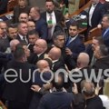 Masovna tuča u albanskom parlamentu: Opozicioni poslanik nasrnuo na bivšeg ministra, nastao opšti haos (video)