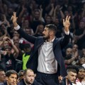 Nikola Kalinić otpozdravlja sa tri prsta u vazduhu