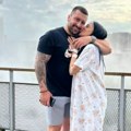 Jelena Pešić objavila porodičnu fotografiju: Mladen ne skida osmeh dok drži tek rođenu ćerku u rukama