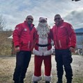 (Foto): Kakve su samo osmehe izmamili Deda Mraz i dva pripadnika GSS: Prešli 260 kilometara da bi 9 mališana porodice…