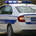 Užas u Rakovici: Isprebijao bivšu, udarao je u glavu i telo, pa joj polupao kola kamenom