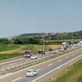 Prvi snimak nesreće na: Auto-putu Beograd-Niš Auto proleteo kroz zaštitnu ogradu, pa sleteo sa puta (video)