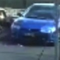Zastrašujući snimak automobila kako gazi majku s bebom u kolicima: "Nije se ni zaustavio"