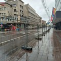 Niš u pripremama za Vučićev trodnevni skup: Montiraju se ograde duž cele ulice u centru grada, šatori ostaju…