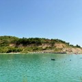 Srpski Karibi na samo sat vremena od Beograda: Voda tirkizna kao na razglednici, a na plaži beli kamenčići