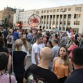 Građani i studenti ispred Visoke poslovne škole u Novom Sadu sprečili održavanje ispita