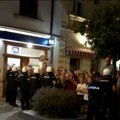 VIDEO Da li ovo zamenik gradonačelnika Čačka preko krovova beži iz prostorija SNS? Teško je reći, mrak je, a on je brz i vešt…