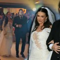 Bajkovit prvi ples Uroša Živkovića i Jovane! Pevač ne skida osmeh s lica, svi su pali kad su čuli reči pesme... (video)