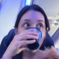 Supruga pilota se ukrcala u avion, a onda se uključio razglas: "Pomozite mi da izblamiram ženu"