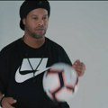 (Video) Ronaldinjo kao Majkl DžEKSON Fudbalski čarobnjak iz Brazila do detalja skinuo čuveni "Mesečev hod" legendarnog muzičara…