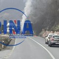 Zapalio se kamion u Ovčarsko-kablarskoj klisuri: Saobraćajna nezgoda u mestu Tučkovo, vozač teretnjaka na vreme izašao iz…