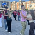(Foto) Tradicija duga 14 godina: Više od 400 maturanata plesalo maturski ples na Gradskom trgu u Čačku