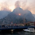 (Video) Odjekuju eksplozije, sirene zavijaju, Omiš u plamenu! Vatra stigla do centra, progutala desetine kuća i kola, ima…