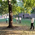 “Istorija koja se nosi”: Otvorena izložba majica i transparenata u Futoškom parku (FOTO i VIDEO)
