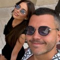 Viktor Živojinović napušta Srbiju sa devojkom: Slika iz lifta zapalila mreže, a na ramenu mu papagaj: Pokazali kako su se…