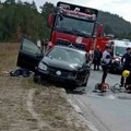 Težak udes na putu kod Zlatibora Jedna osoba leži pored automobila, drugu izvukli vatrogasci (foto)