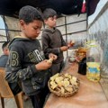 Djeca u Gazi skupljaju truhli krompir i njegovu koru da prežive