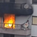 Dečak (6) stoji na balkonu dok iza njega sve gori: Snimljeno dramatično spasavanje: Vatrogasci stigli u poslednjem času…