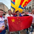 VIDEO Retko viđeni car sa srpskim navijačima u Minhenu: Došao da položi cveće kraj bombardovane ambasade u Beogradu…