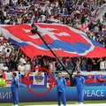 Slovački navijači oduševili naš narod! Centralni deo tribine protiv Engleske krasio transparent: "Kosovo je Srbija"