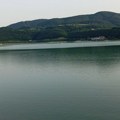 Nesreća na Zlatarskom jezeru: Muškarac se prevrnuo sa gumenog čamca i nestao bez traga, ronioci satima pretražuju teren…
