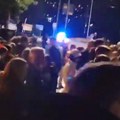 VIDEO Maskirane osobe napale aktivistu u Valjevu: Građani protestuju ispred prostorija SNS-a