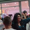 Народ гледа и не верује шта ради Драгана Мирковић Певачица снимљена на бензинсој пумпи, овоме се нико није надао (видео)