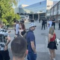 FOTO i VIDEO: Nastavlja se "dežurstvo" kod Sajma, studenti i građani pokušavaju da spreče održavanje ispita sa Pravnog