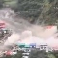 Najstrašniji snimak koji ćete videti danas: Ljudi beže, bujica se obrušava na kuće i selo nestaje pod vodom: Kataklizma u…