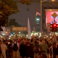 VIDEO Kordon policije čeka u mraku: Pogledajte snimak ispred DIF-a u Novom Sadu dok traje veliki protest protiv policijske…