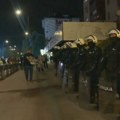 (VIDEO) Građani i jake policijske snage ispred prostorija SNS u Nišu
