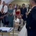 Снимак са свадбе у Србији постао вирални хит Пре него што је изговорио судбоносно ''да'', младожења направио невероватан…