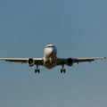 VIDEO: Avion pri sletanju u SAD udario u stub i kamion, povređen vozač