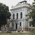 Roditelji đaka Gimnazije „Jovan Jovanović Zmaj“ u Novom Sadu protestovali ispred Gradske kuće zbog „višemesečne zloupotrebe…