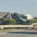 Snimak iz vazduha prikazuje haos kod Novog Sada nakon prevrnutog šlepera!