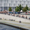 Neobičan prizor u Berlinu: Stotine nagih ljudi biciklima prošle pored Rajhstaga