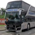 Desetoro dece i vodič lakše povređeni u sudaru autobusa i automobila u Šapcu