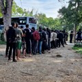 Sekire, noževi, šrafcigeri i droga: Policija kod Sombora pronašla 382 ilegalna migranta, Sirijac (18) uhapšen zbog…