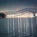 Vozila pala u reku, traje potraga za nestalima: Srušio se most u Americi nakon što ga je udario teretni brod (VIDEO)