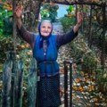 Baka Mirjana ima 98 godina i živi sama u kući na brdu: Ovako reaguje kad joj neko dođe u goste! Njenoj sreći nema kraja…