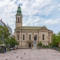 Provokacije ispred pravoslavne crkve u Zagrebu: Grupa ljudi peva Tompsonove pesme, nose zastave sa ustaškim simbolima