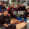 Гимназијалци из Ниша постали ХИТ на друштвеним мрежама: На екскурзију понели прасе, мотивисао их филм Монтевидео Бог те…
