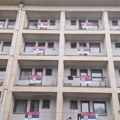 Na terasama soba u Studentskom gradu postavljene zastave Srbije