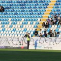 Prekinuta utakmica u Novom Pazaru: Transparent "Srebrenica genocid", publika bacala stolice na teren